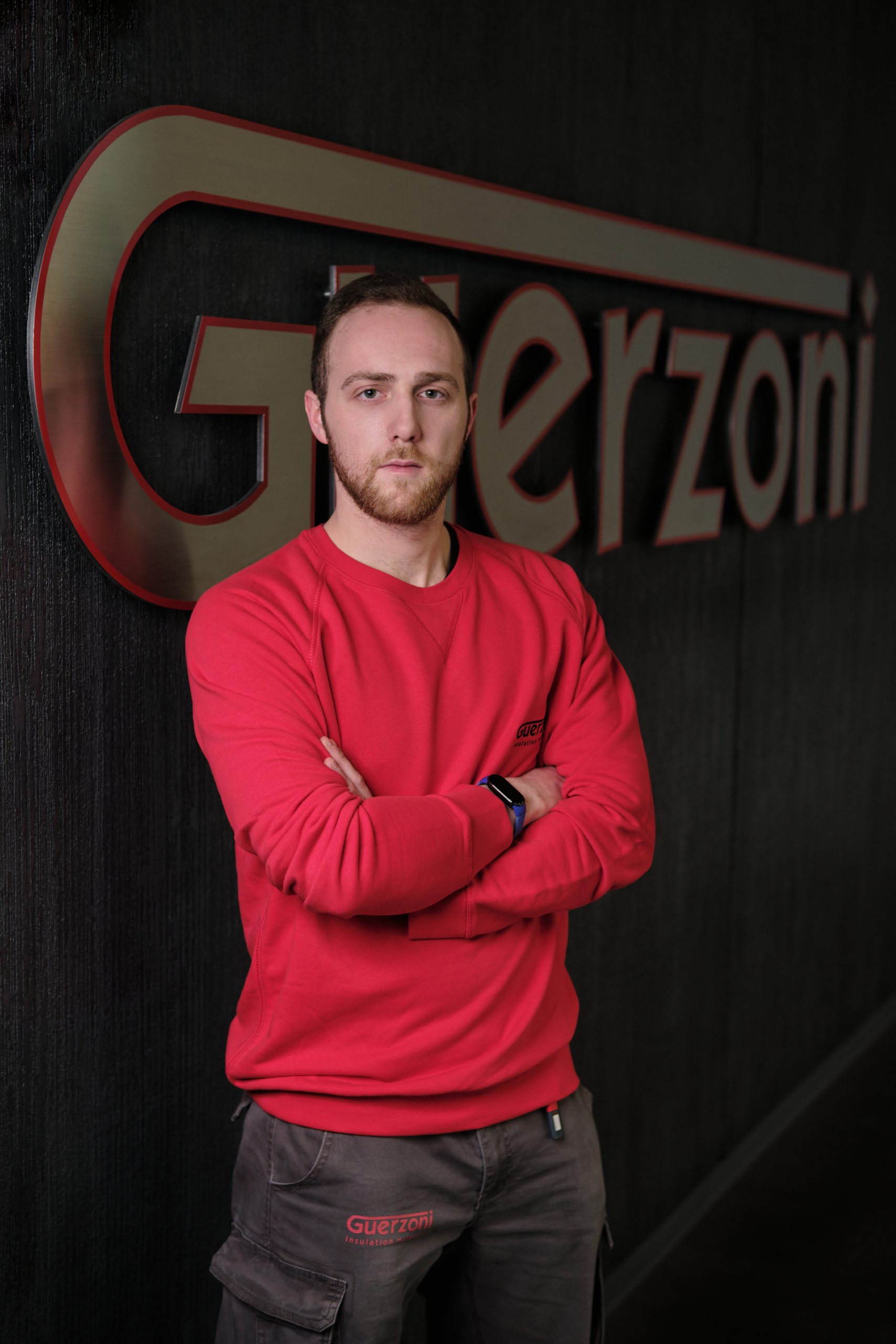 foto di ragazzo con felpa rossa brandizzata Guerzoni